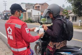 Kualitas udara Sumut sedang hingga tidak sehat, PMI Tapsel bagikan masker gratis