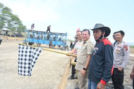 Pemkab Kupang mengembangkan pacuan kuda gerakkan kegiatan ekonomi warga