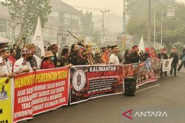 Massa aksi di Palangka Raya suarakan hak bernapas di tengah asap karhutla