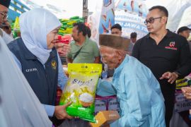 Gubernur Khofifah hadirkan pasar murah jaga daya beli warga Sumenep