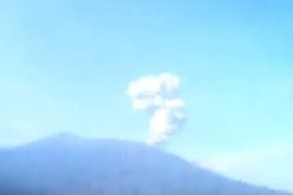 PGA minta warga hindari radius dua kilometer Gunung Ibu hindari abu vulkanik