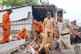 Pemkot Jaktim tutup TPS liar di Makasar untuk penataan kawasan