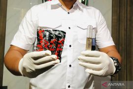 Polisi mengungkap peredaran liquid etomidate pesanan dari Jakarta