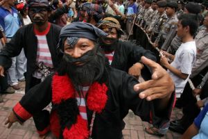 Petugas TPS di Temanggung pakai kostum warok
