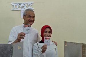 Cagub Jateng Ganjar Pranowo Mencoblos