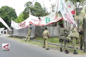 Penertiban alat peraga kampanye di Kota Solo