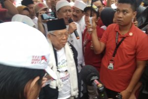 Ma'ruf Amin lepas ribuan massa gerak jalan sehat BSD di tengah guyuran hujan