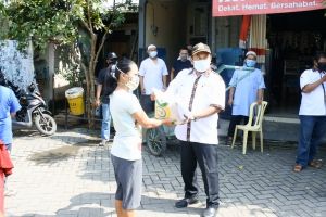 Terdampak COVID 19, warga terima bantuan beras