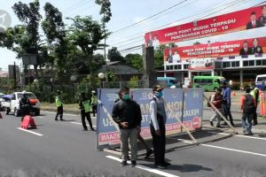 Dilarang mudik, 9 mobil coba masuki Malang