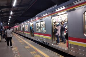 Hari pertama kerja, penumpang padati Stasiun Tanah Abang
