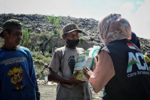 ACT Madiun salurkan bantuan pangan bagi pemulung TPA Winongo