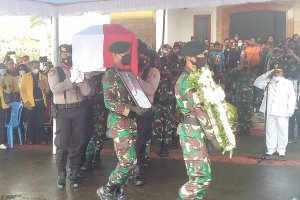Wagub Papua Klemen Tinal dimakamkan secara militer