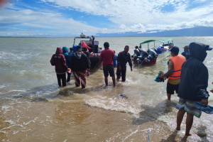 Tim SAR Kaimana evakuasi penumpang perahu bocor di Pulau Mandais