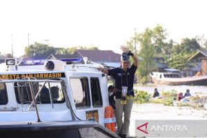 Speedboat Polresta Banjarmasin antar Menparekraf menuju Kubah Basirih