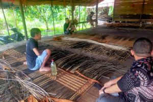 Di sela mengajar, guru perbatasan menjaga anyaman bidai tetap hidup