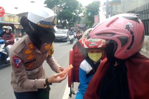 Satlantas Polres Jember bagikan cokelat kepada pengendara yang tertib