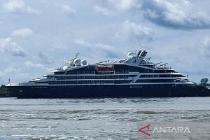 Kapal pesiar asal Perancis "Laperouse" kunjungi Agats