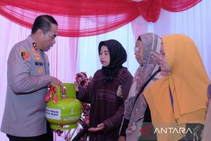Polda Kalsel bagikan 377 LPG 3 kg gratis untuk warga Banjarmasin