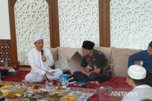 Gubernur Jateng dapat hadiah buku saat kunjungi Habib Novel di Solo