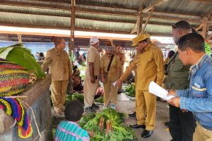 Gubernur Papua Pegunungan tinjau bahan pokok di Pasar Jibama