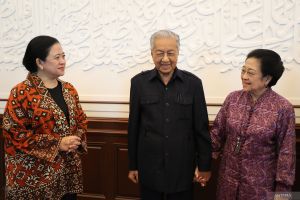 Mahathir Mohamad jalani fisioterapi tanpa pembedahan