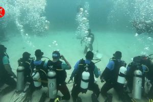 TNI-Polri dan penyelam Jayapura kibarkan bendera di bawah laut