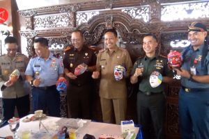 Pejabat melukis topeng, dukung Malang jadi Kota Topeng Internasional