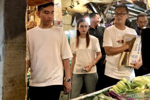 Gibran blusukan ke Pasar Rawasari, lanjut makan nasi Kapau di Kramat