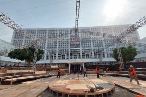 Kantor KPU bersolek untuk persiapan lokasi debat perdana Pilpres 2024