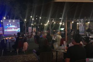 Tak ada proyektor, warga manfaatkan mobil Bawaslu untuk nobar debat