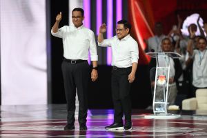 Hadiri debat, Anies-Muhaimin tampil santai dengan kemeja putih