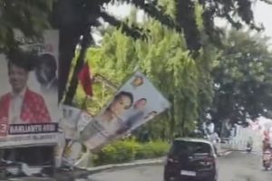 Bawaslu Jakbar tertibkan baliho yang hampir roboh di Kemanggisan