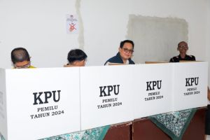 Plh Gubernur Jatim kendarai mobil listrik ke TPS di Surabaya