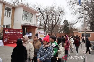 Pemilih tambahan penuhi TPS Beijing dua jam sebelum penutupan