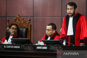 Titi: Anwar Usman semestinya tak terlibat dalam pengujian syarat usia