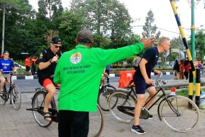 Pembalap MXGP Selaparang diarak dan keliling kota dengan sepeda ontel