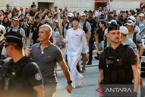 Jin BTS disambut ribuan penggemar saat bawa obor Olimpiade