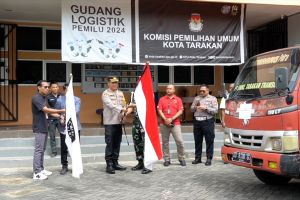 Dikawal ketat, KPU Tarakan distribusi logistik PSU di lima kecamatan