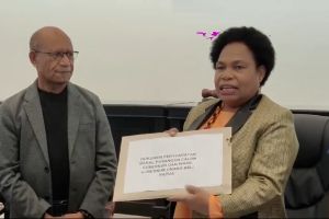 Serah terima dokumen bapaslon Cagub-Cawagub Papua untuk verifikasi OAP