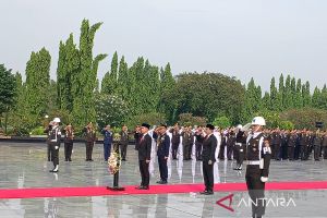 Mensos peringati Hari Pahlawan bersama Wapres di TMP Kalibata