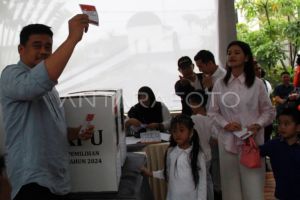 Wali Kota Medan salurkan hak suaranya di TPS 15&nbsp;