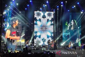 Anak-anak personel Slank meriahkan panggung Pasar Malam Empat Satoe