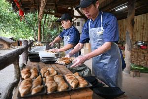 Menikmati perayaan Imlek khas suku Li di Baoting China Selatan