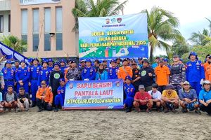 Polairud Banten bersihkan sampah di Pantai Anyer saat peringatan HPSN