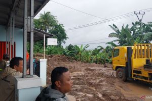 Jalan Raya Palima-Cinangka Serang terputus akibat longsor