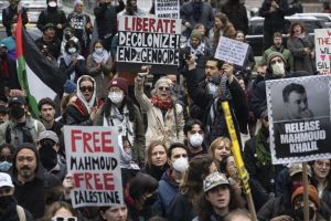 Demonstran berkumpul di Times Square tuntut pembebasan Mahmoud Khalil