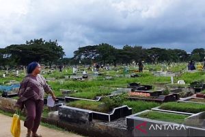 Kasatpel: Puluhan ribu peziarah kunjungi TPU Semper di libur Lebaran