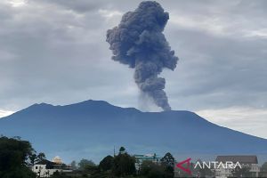 Gunung Marapi erupsi Senin pagi, lontarkan abu setinggi 1,6 kilometer