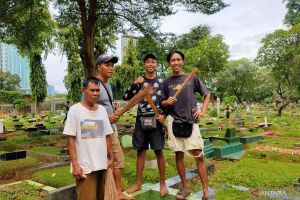 Mengais kehidupan dari rumah orang mati