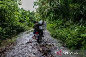 Distribusi logistik PSU Pilkada Kabupaten Serang 2024 di wilayah desa terpencil